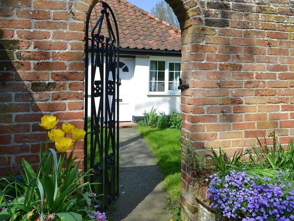 Delightful entrance to garden | Lodge Cottage - Scarning Dale Cottages, Scarning, near Dereham