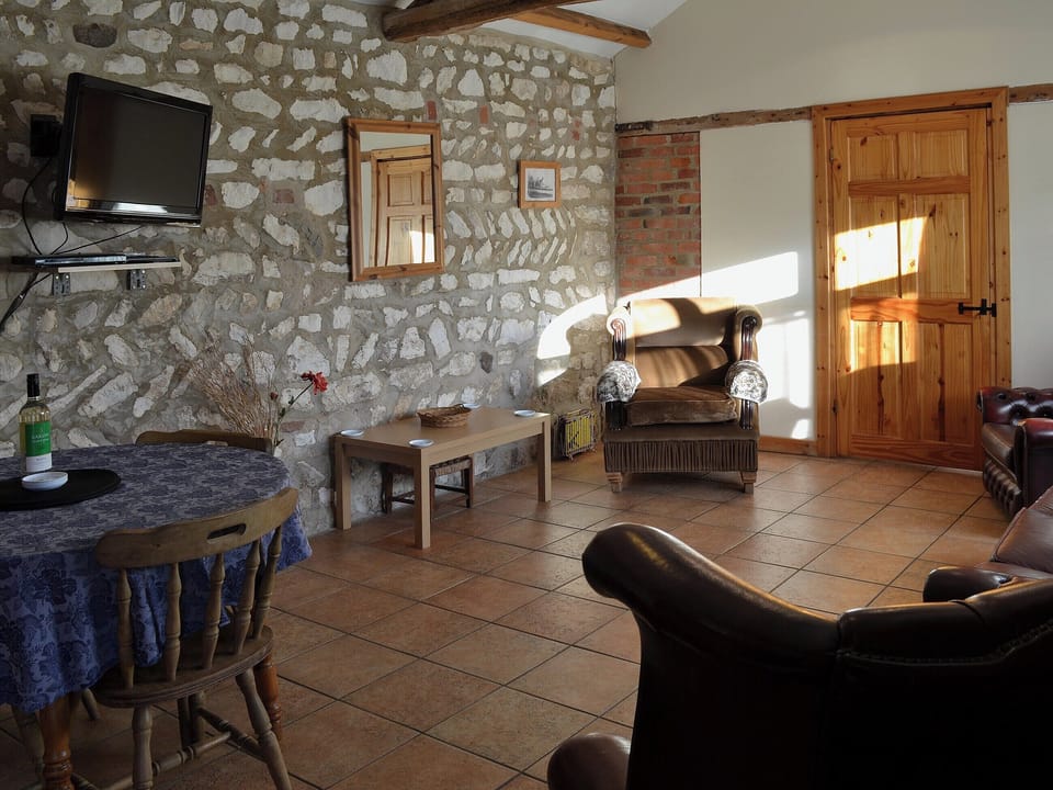 Living room/dining room | Beacon Farm - Guillemot Cottage, Flamborough