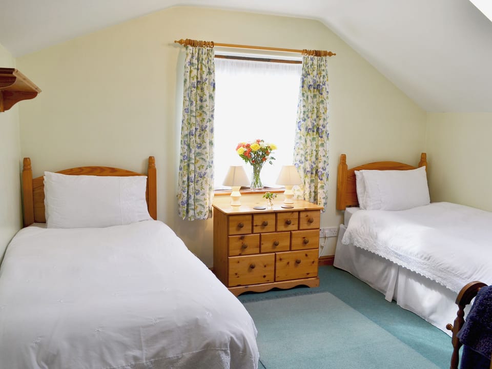 Twin bedroom | Holly Cottage, Richmond