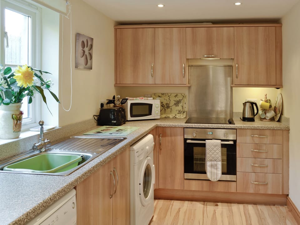 Fully fitted comprehensive kitchen | Hen Ysgubor - Bwlchgwyn Equestrian Holidays, Arthog, near Fairbourne