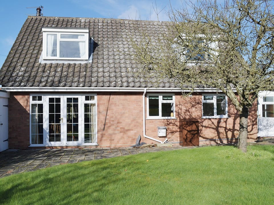 Exterior | Dinsel, Upton