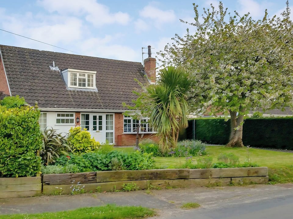 Exterior | Dinsel, Upton