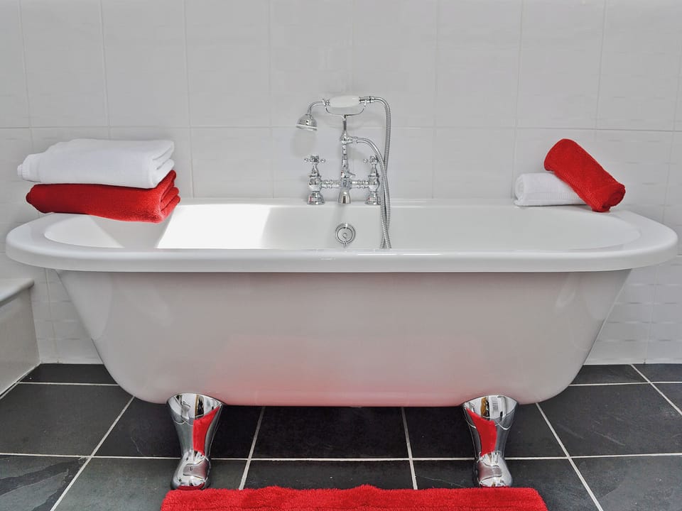 Bathroom | Hen Dŷ, Eglwysbach, nr. Conwy
