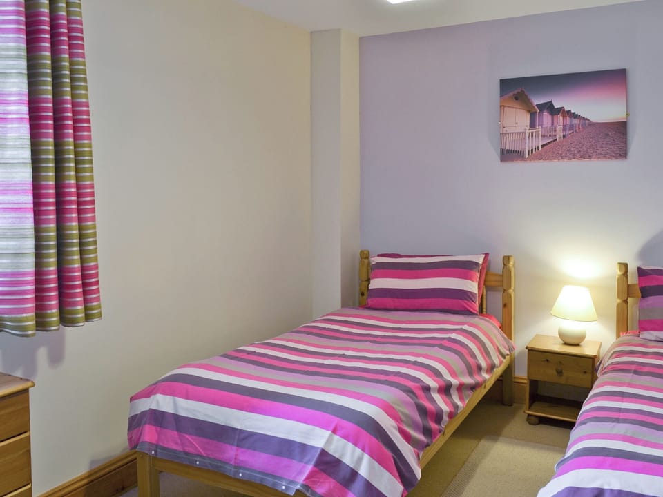 Airy twin bedroom | Vaughan Cottage - Filey Holiday Cottages, Filey