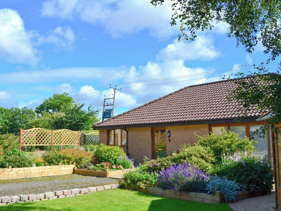 Pretty detached holiday home | Eilean Donan, Kirknewton near East Calder