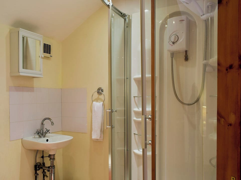 En-suite shower room | West Boundary Farm Cottage 1 - West Boundary Farm Cottages, Pilling, near Preesall