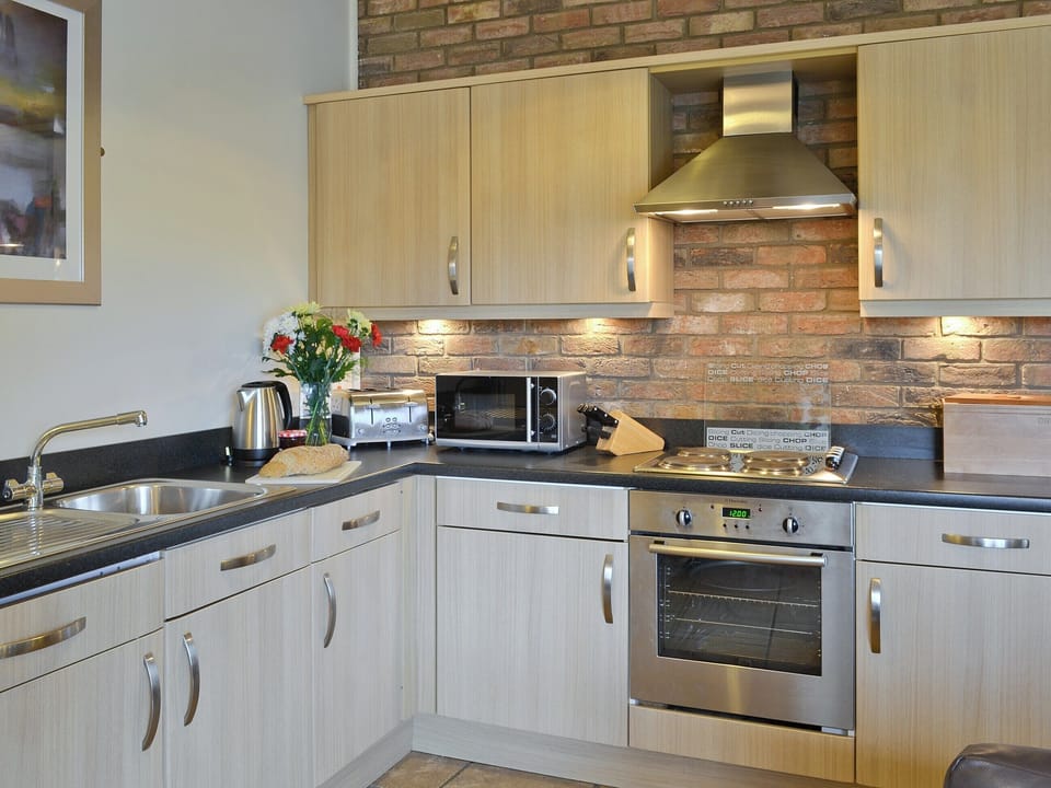 Well-equipped fitted kitchen area | Hampshire Cottage - Filey Holiday Cottages, Filey