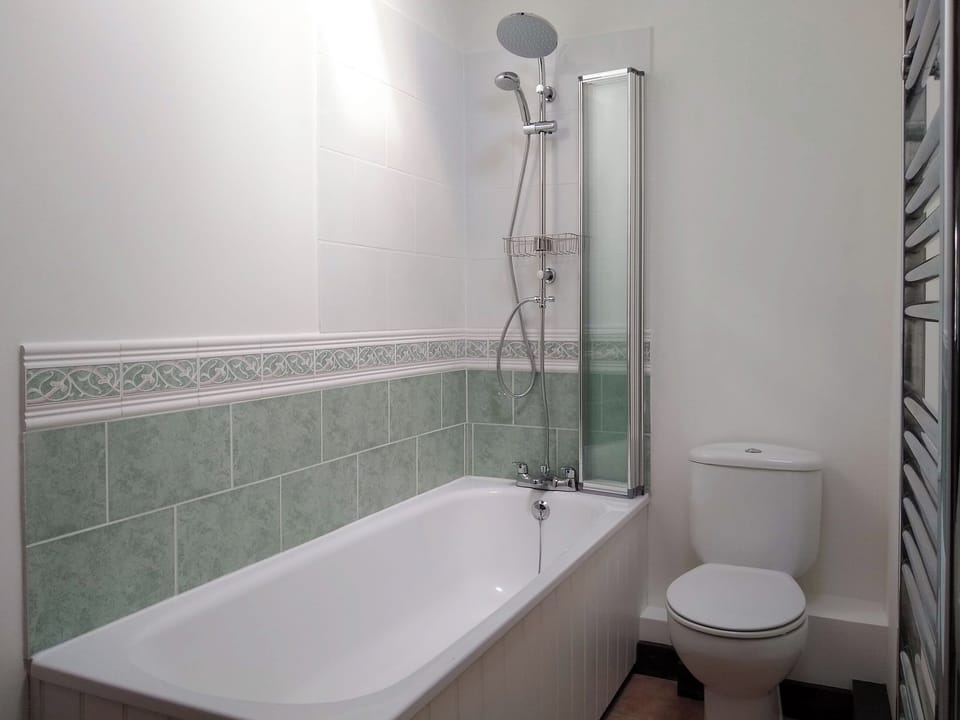 Family bathroom with shower over bath | Sparrow - Manor Court Cottages, Shipton Gorge