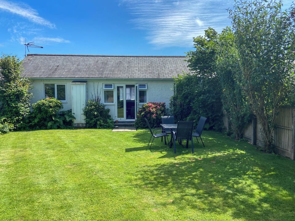 Delightful holiday home with lawned garden | Little Crugwallins -Summer Breeze - Little Crugwallins, St Austell