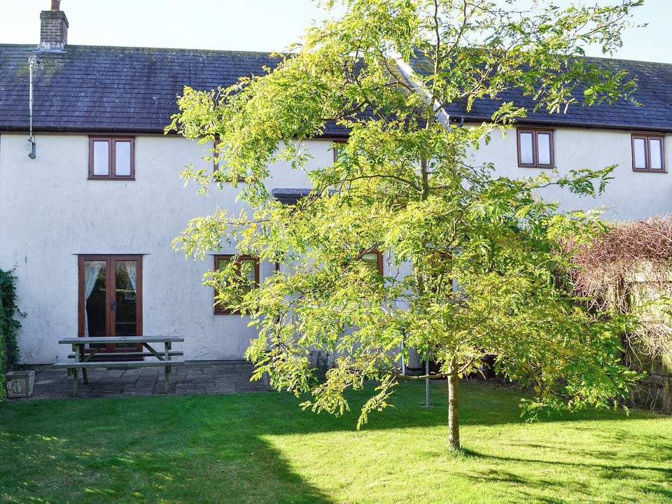 Large private garden | Carters Cottage - The Old Timberyard, Puncknowle, near Dorchester
