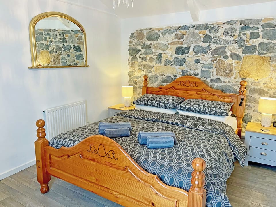 Tranquil bedroom with kingsize bed | Sunrise - Little Crugwallins, St Austell