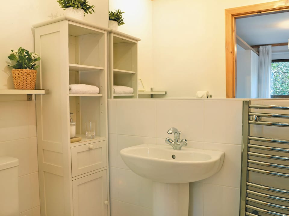 En-suite with shower cubicle | Tigh an Uillt, Strachur, near Inveraray