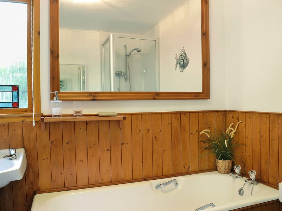 Bathroom with shower cubicle | Tigh an Uillt, Strachur, near Inveraray