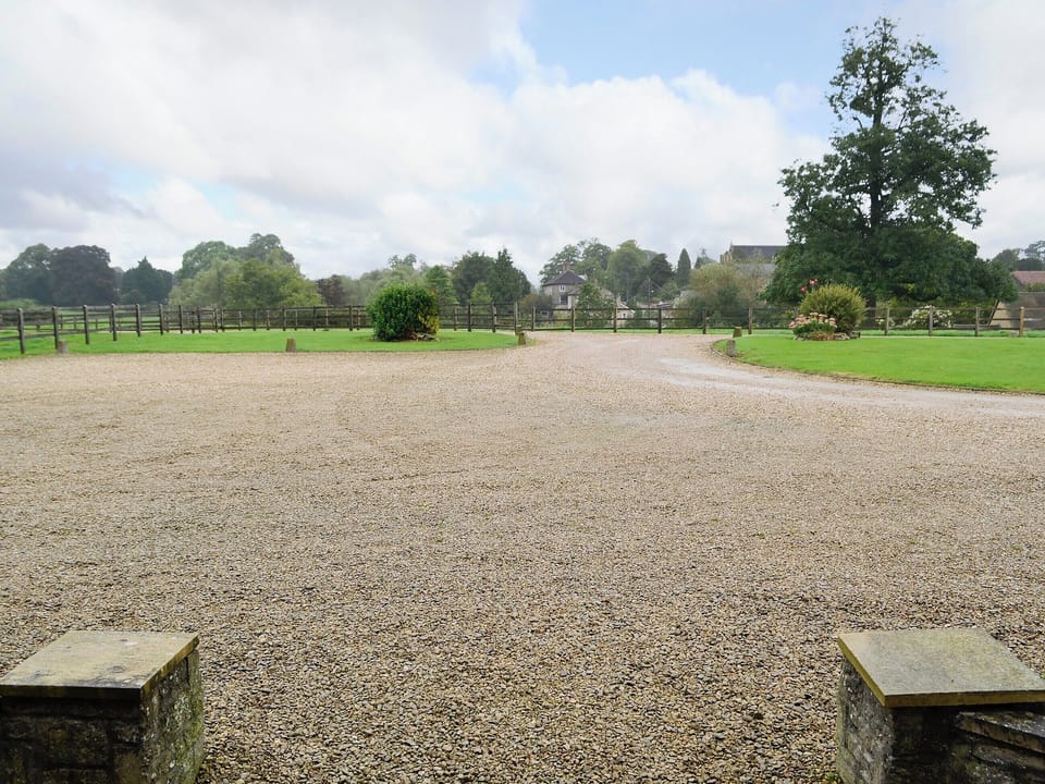 Sweeping ravel driveway and ample parking | Canon Court Farmhouse, Milborne Port, near Sherborne