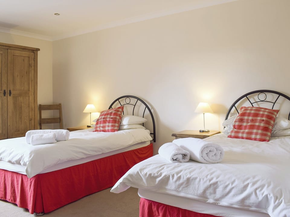 Good-sized twin bedroom with en-suite facilities | White Wisp, Kinross