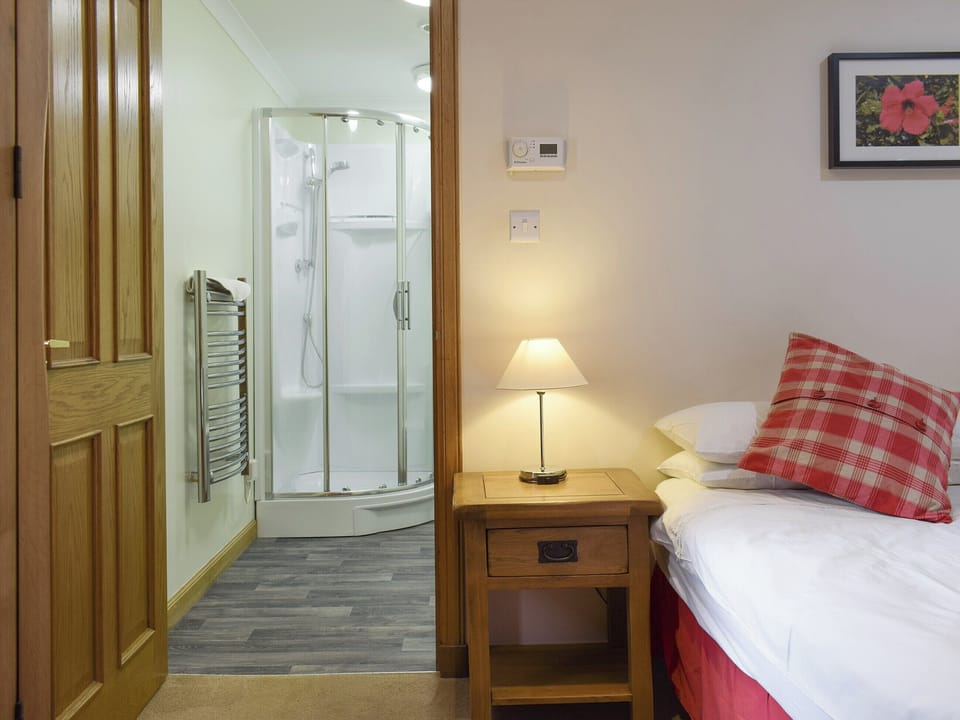 En-suite shower room | White Wisp, Kinross