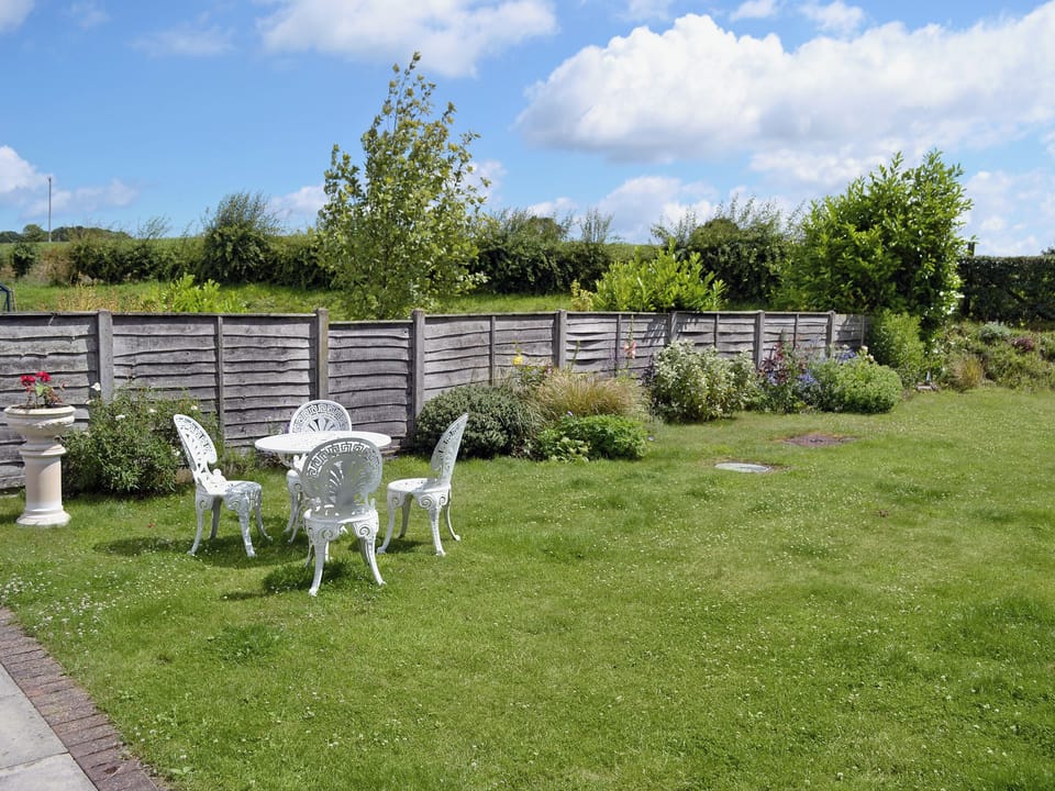 Large, enclosed lawned garden | Heather Cottage, Thorpe Market