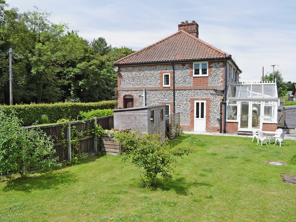 Large, enclosed lawned garden | Heather Cottage, Thorpe Market