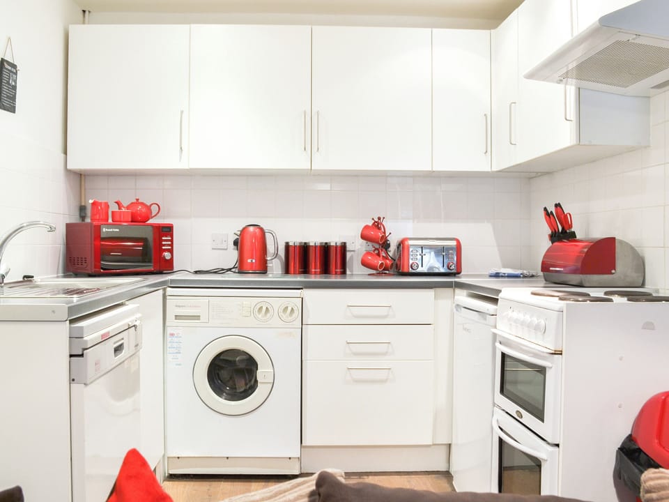 Well appointed compact kitchen | Carpenters Cottage - Rosecraddoc Manor, Liskeard
