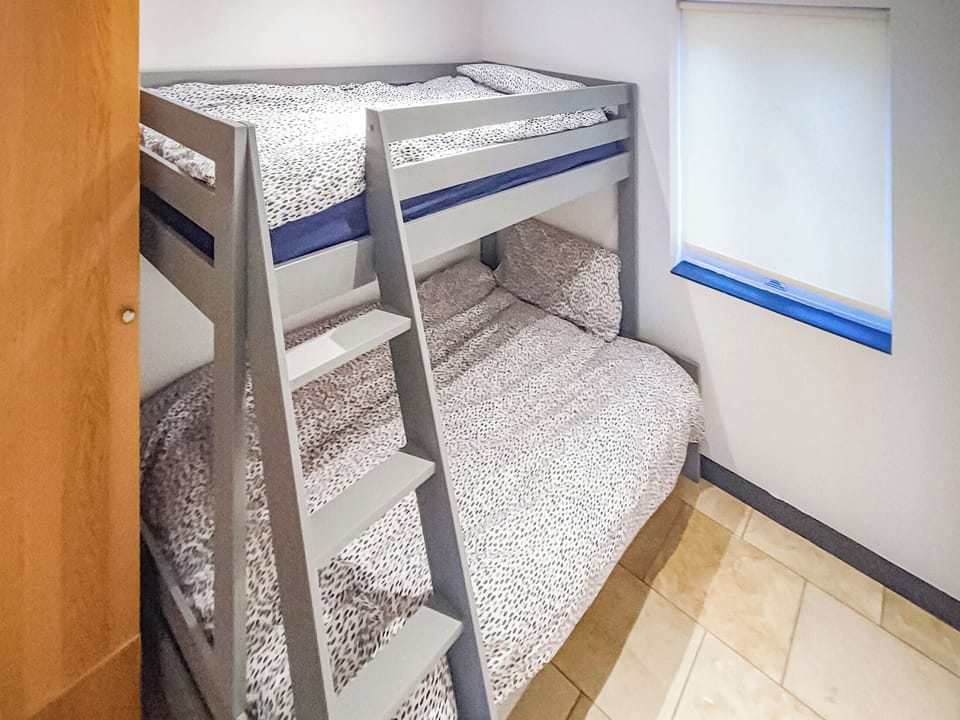 Twin bedroom | Seren Y Mor, Pendine near Amroth