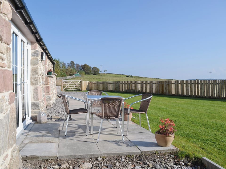 Sitting-out-area | Paterson Cottage, Heights of Kilcoy, Muir of Ord