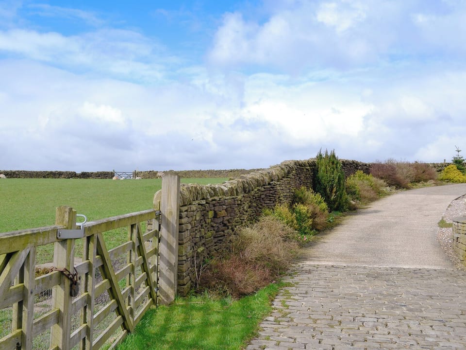 Lane leading towards the property | Hutter Hill Barn West - Hutter farm, Silsden near Skipton