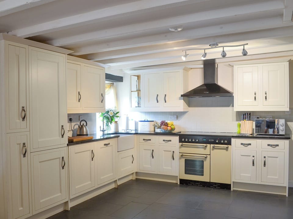 Large, well equipped kitchen | Meadow Mews, Chillington, near Kingsbridge