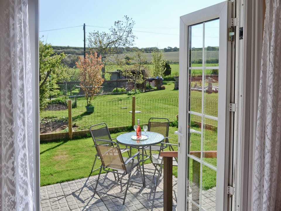 Living room/dining room | Daisy&rsquo;s Cottage Annexe, Niton, nr. Ventnor