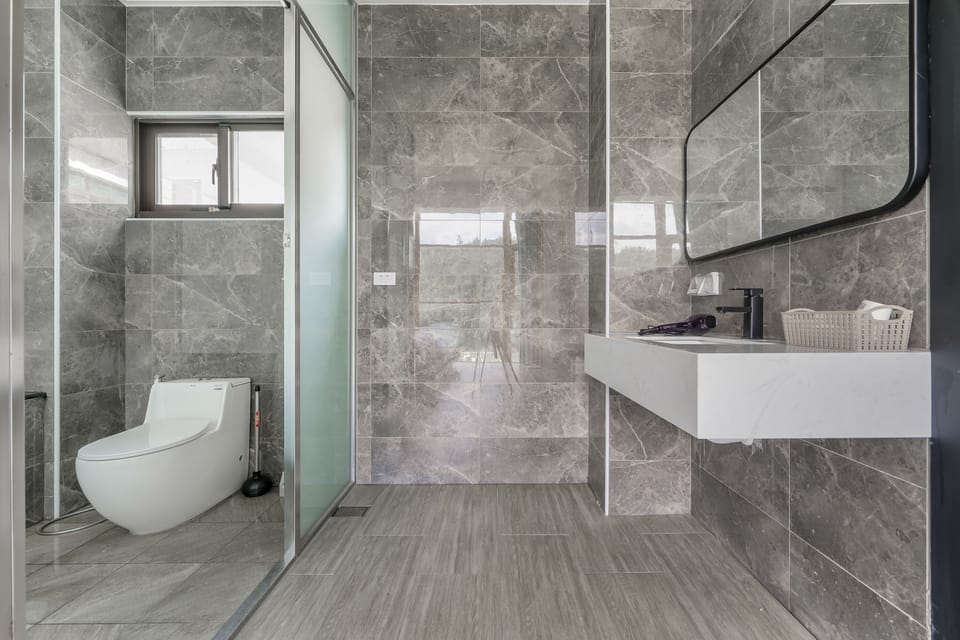 Standard Triple Room | Bathroom | Free toiletries, hair dryer, slippers, towels