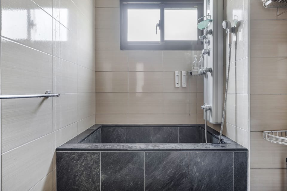 Superior Twin Room with Balcony | Bathroom | Free toiletries, hair dryer, slippers, towels