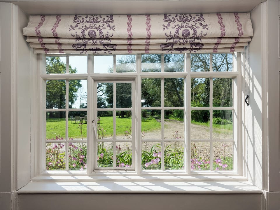 Double bedroom hosting a 5ft four poster bed, en-suite bathroom with over-bath shower and toilet | Cravens Manor, Henham, near Southwold