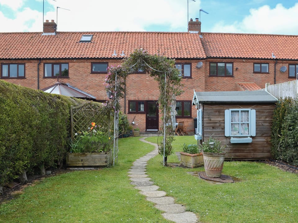 Beautifully laid out rear garden | Ringstead Cottage, Ringstead, near Hunstanton