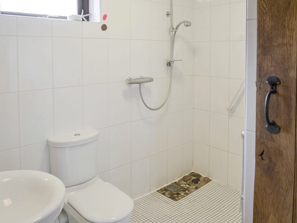 Shared wet-room | Riverside Cottage, Old Costessey
