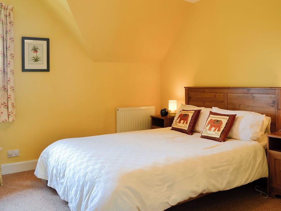 Delightfully romantic double bedroom with en-suite | Bramble Cottage, Meigle