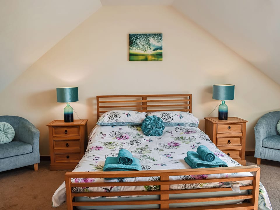 Relaxing double bedroom | Beudy Hen - Beudy Hen and Ysgubor, Llanfair, near Harlech