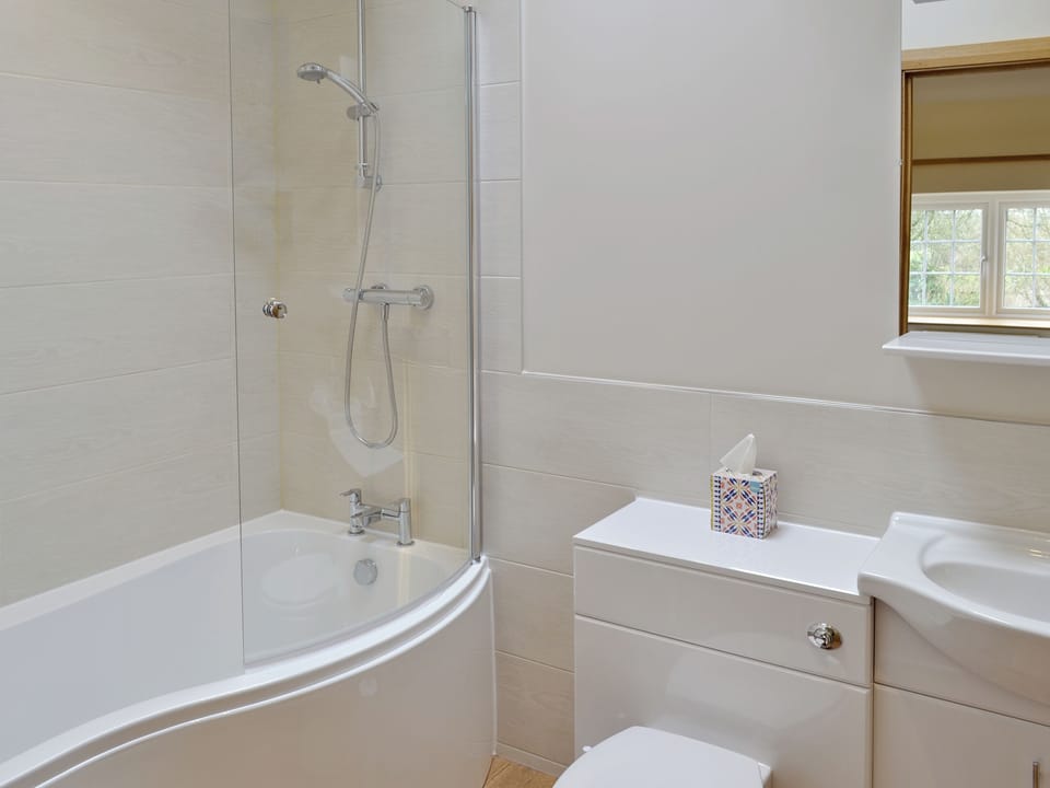 En-suite to master bedroom | Herons&rsquo; Weir - Jeffries Mill Cottages, Spring Gardens, Frome