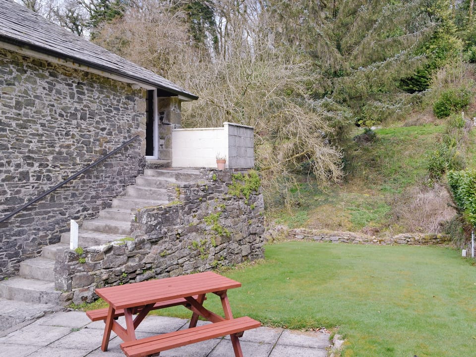Sitting out furniture in garden | Hayloft - Rosecraddoc Manor, Near Liskeard