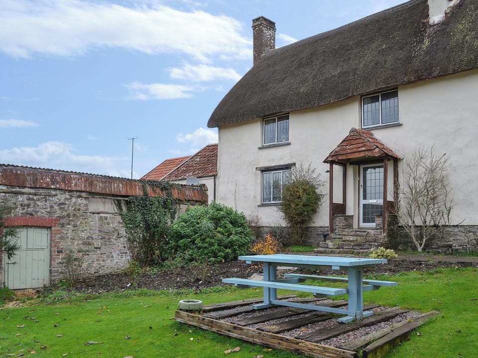 Lawned garden with picnic style seating | West Hurscott Cottage, Hurscott, near Barnstaple