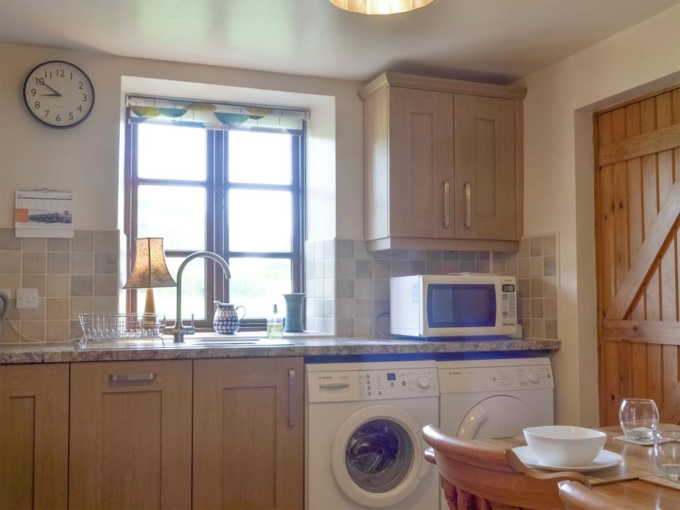 Well-equipped kitchen with dining area | Holly Bank, Crich