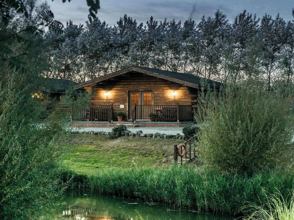 Exterior | Lake View Lodges, Old Leake, near Boston