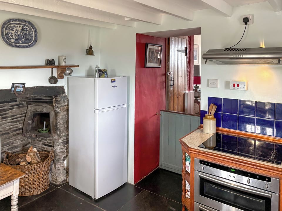 Rustic kitchen with clome oven | Downhouse Cottage - Downhouse Cottages, Trebarwith, near Delabole