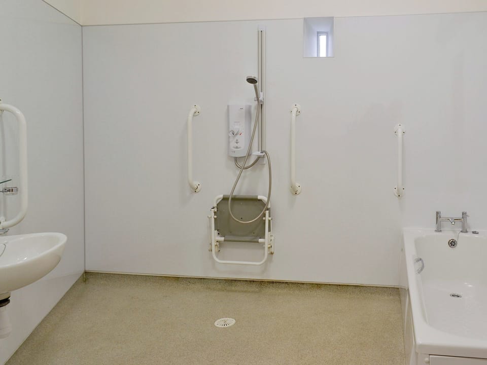 En-suite wet-room with bath and shower | The Old Dairy - Ash Farm Barns, North Willingham, near Market Rasen
