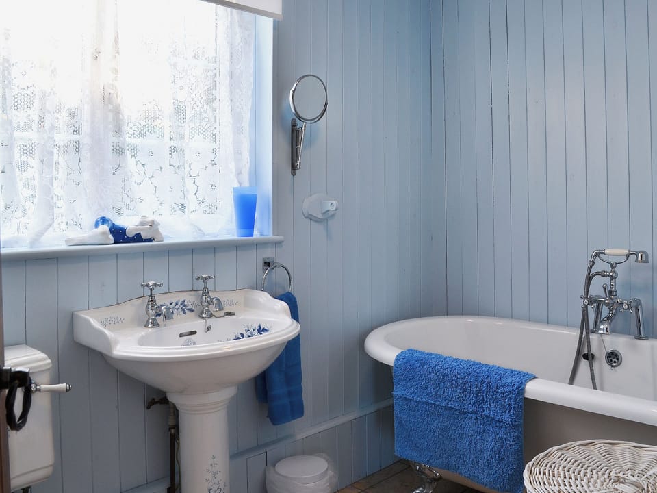 Bathroom | Harbour Cottage, Winterton-on-Sea