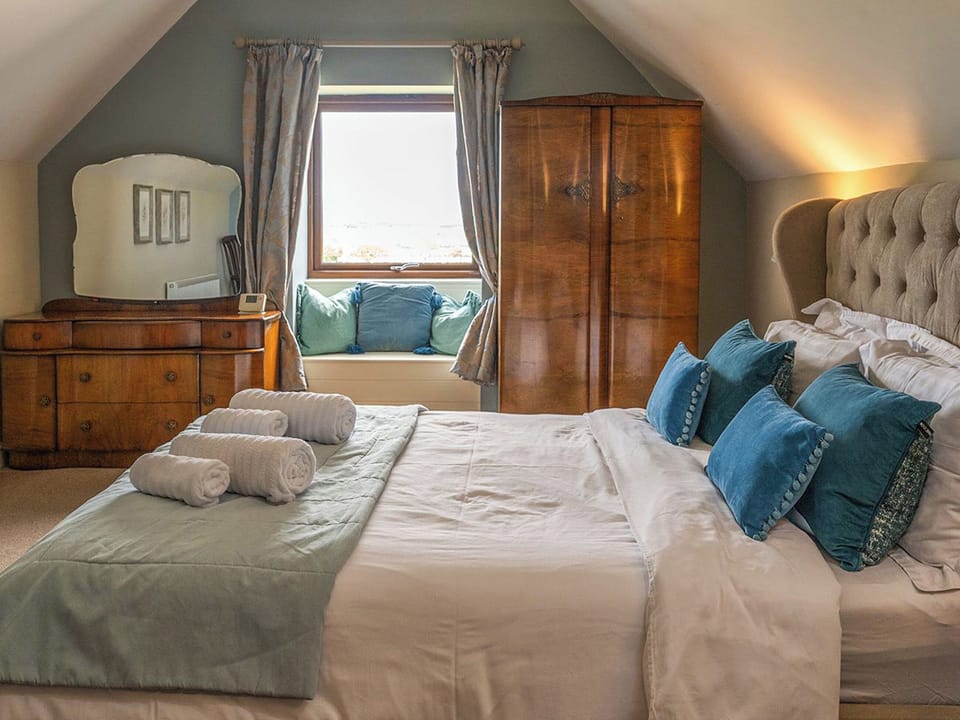 Upstairs king room with en-suite shower room. | Mortar Barn, Sneatonthorpe, near Whitby