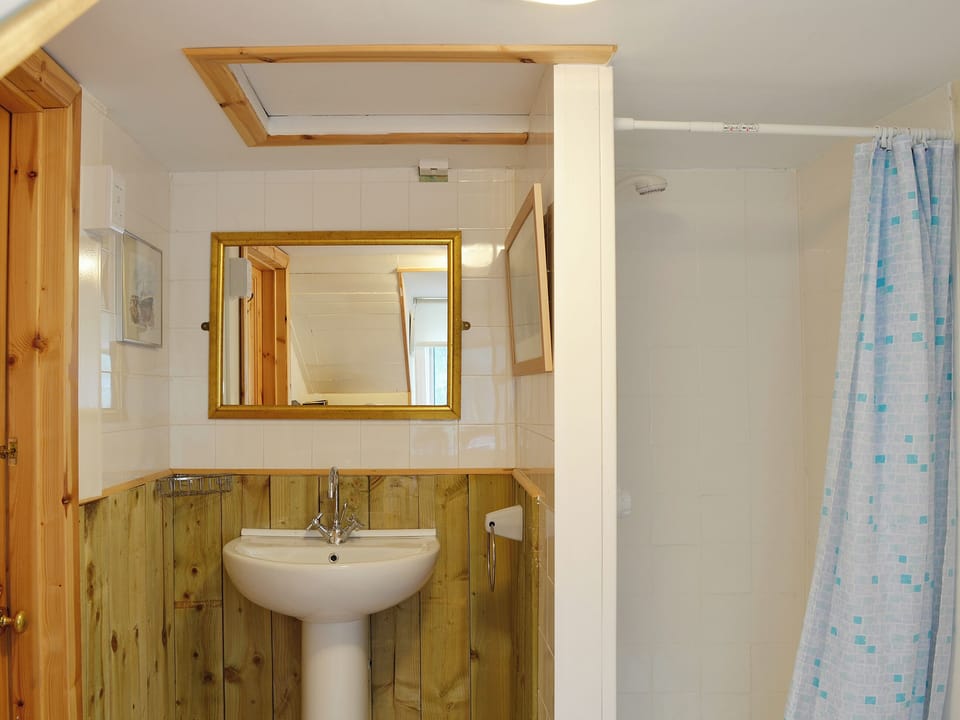 En-suite bathroom | Boatman&rsquo;s Cottage, Portessie, near Buckie