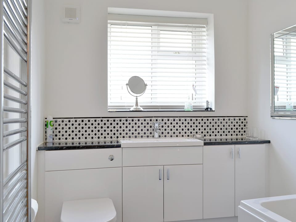 Bathroom | 3 Barf Cottages, Portinscale
