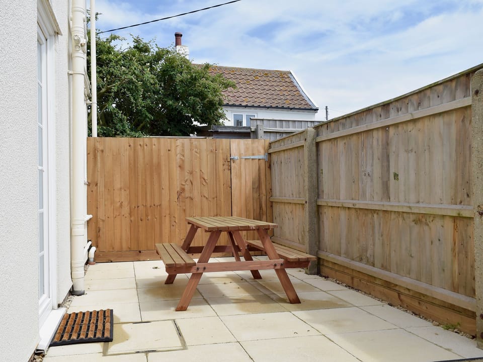 Enclosed courtyard with sitting-out area and furniture | Mariners Lodge, Felixstowe Ferry