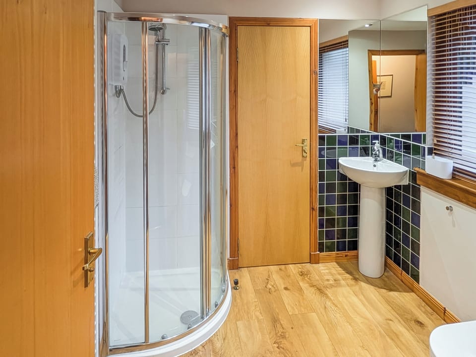 Bathroom | Rowan Cottage, Carrbridge