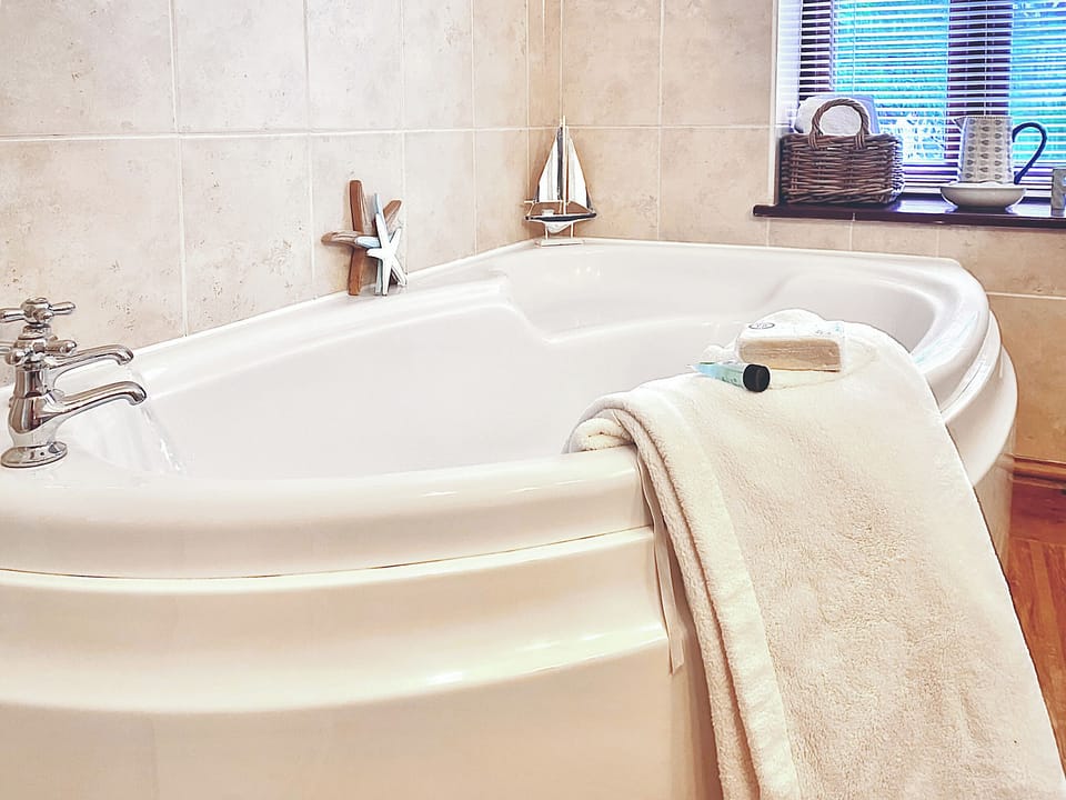 Bathroom | Penty Rosen - Rescorla Farm Cottages, Mevagissey, near St. Austell