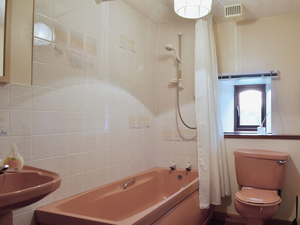 Bathroom | Ross Cottage, Cairneyhill near Dunfermline